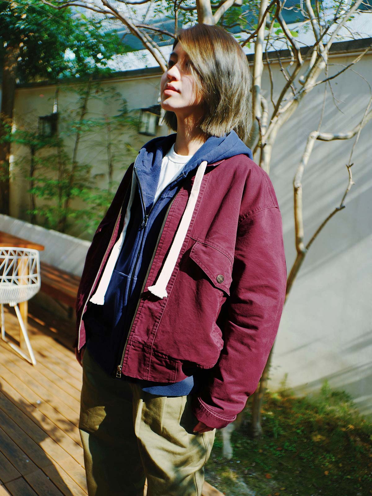 詳細画像
「異なる方向に配置されたポケットと立体的な構造のディテールをクローズアップ。クラッシュ加工による自然なユーズド感とふんわりとした起毛感が魅力。」
モデル画像
「モデルがカジュアルパンツと合わせた多ポケット刺繍フライトジャケットのヴィンテージスタイルコーディネート。ワイドフィットシルエットと短丈がスタイルアップを演出。」