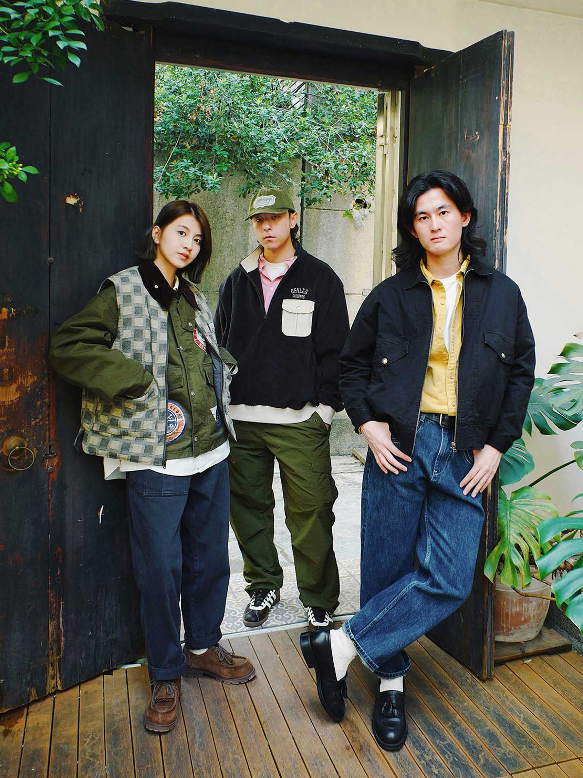 詳細画像
「異なる方向に配置されたポケットと立体的な構造のディテールをクローズアップ。クラッシュ加工による自然なユーズド感とふんわりとした起毛感が魅力。」
モデル画像
「モデルがカジュアルパンツと合わせた多ポケット刺繍フライトジャケットのヴィンテージスタイルコーディネート。ワイドフィットシルエットと短丈がスタイルアップを演出。」