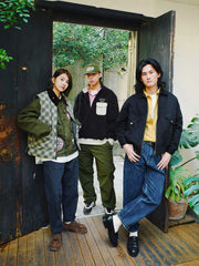 詳細画像
「異なる方向に配置されたポケットと立体的な構造のディテールをクローズアップ。クラッシュ加工による自然なユーズド感とふんわりとした起毛感が魅力。」
モデル画像
「モデルがカジュアルパンツと合わせた多ポケット刺繍フライトジャケットのヴィンテージスタイルコーディネート。ワイドフィットシルエットと短丈がスタイルアップを演出。」