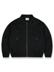 製品画像
「ヴィンテージ感漂う多ポケット刺繍フライトジャケット全体イメージ。クラッシュ加工が施されたコットンサテン生地と多ポケットデザインが特徴の一着。」
詳細画像
「異なる方向に配置されたポケットと立体的な構造のディテールをクローズアップ。クラッシュ加工による自然なユーズド感とふんわりとした起毛感が魅力。」