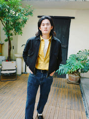 詳細画像
「異なる方向に配置されたポケットと立体的な構造のディテールをクローズアップ。クラッシュ加工による自然なユーズド感とふんわりとした起毛感が魅力。」
モデル画像
「モデルがカジュアルパンツと合わせた多ポケット刺繍フライトジャケットのヴィンテージスタイルコーディネート。ワイドフィットシルエットと短丈がスタイルアップを演出。」