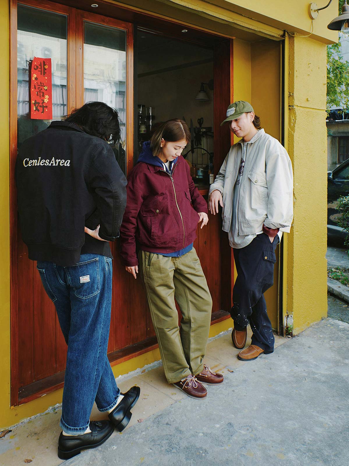 詳細画像
「異なる方向に配置されたポケットと立体的な構造のディテールをクローズアップ。クラッシュ加工による自然なユーズド感とふんわりとした起毛感が魅力。」
モデル画像
「モデルがカジュアルパンツと合わせた多ポケット刺繍フライトジャケットのヴィンテージスタイルコーディネート。ワイドフィットシルエットと短丈がスタイルアップを演出。」