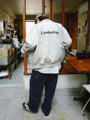 詳細画像
「異なる方向に配置されたポケットと立体的な構造のディテールをクローズアップ。クラッシュ加工による自然なユーズド感とふんわりとした起毛感が魅力。」
モデル画像
「モデルがカジュアルパンツと合わせた多ポケット刺繍フライトジャケットのヴィンテージスタイルコーディネート。ワイドフィットシルエットと短丈がスタイルアップを演出。」