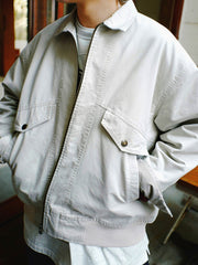 詳細画像
「異なる方向に配置されたポケットと立体的な構造のディテールをクローズアップ。クラッシュ加工による自然なユーズド感とふんわりとした起毛感が魅力。」
モデル画像
「モデルがカジュアルパンツと合わせた多ポケット刺繍フライトジャケットのヴィンテージスタイルコーディネート。ワイドフィットシルエットと短丈がスタイルアップを演出。」