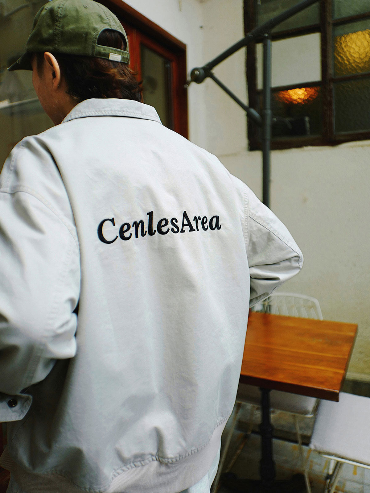 詳細画像
「異なる方向に配置されたポケットと立体的な構造のディテールをクローズアップ。クラッシュ加工による自然なユーズド感とふんわりとした起毛感が魅力。」
モデル画像
「モデルがカジュアルパンツと合わせた多ポケット刺繍フライトジャケットのヴィンテージスタイルコーディネート。ワイドフィットシルエットと短丈がスタイルアップを演出。」