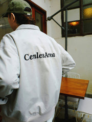 詳細画像
「異なる方向に配置されたポケットと立体的な構造のディテールをクローズアップ。クラッシュ加工による自然なユーズド感とふんわりとした起毛感が魅力。」
モデル画像
「モデルがカジュアルパンツと合わせた多ポケット刺繍フライトジャケットのヴィンテージスタイルコーディネート。ワイドフィットシルエットと短丈がスタイルアップを演出。」