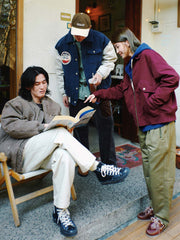 詳細画像
「異なる方向に配置されたポケットと立体的な構造のディテールをクローズアップ。クラッシュ加工による自然なユーズド感とふんわりとした起毛感が魅力。」
モデル画像
「モデルがカジュアルパンツと合わせた多ポケット刺繍フライトジャケットのヴィンテージスタイルコーディネート。ワイドフィットシルエットと短丈がスタイルアップを演出。」