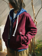 詳細画像
「異なる方向に配置されたポケットと立体的な構造のディテールをクローズアップ。クラッシュ加工による自然なユーズド感とふんわりとした起毛感が魅力。」
モデル画像
「モデルがカジュアルパンツと合わせた多ポケット刺繍フライトジャケットのヴィンテージスタイルコーディネート。ワイドフィットシルエットと短丈がスタイルアップを演出。」