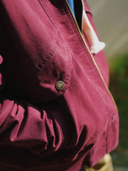 詳細画像
「異なる方向に配置されたポケットと立体的な構造のディテールをクローズアップ。クラッシュ加工による自然なユーズド感とふんわりとした起毛感が魅力。」
モデル画像
「モデルがカジュアルパンツと合わせた多ポケット刺繍フライトジャケットのヴィンテージスタイルコーディネート。ワイドフィットシルエットと短丈がスタイルアップを演出。」