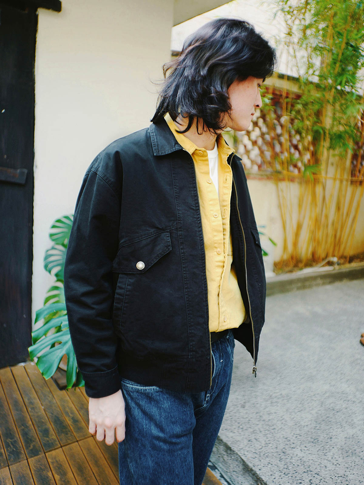 詳細画像
「異なる方向に配置されたポケットと立体的な構造のディテールをクローズアップ。クラッシュ加工による自然なユーズド感とふんわりとした起毛感が魅力。」
モデル画像
「モデルがカジュアルパンツと合わせた多ポケット刺繍フライトジャケットのヴィンテージスタイルコーディネート。ワイドフィットシルエットと短丈がスタイルアップを演出。」