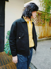 詳細画像
「異なる方向に配置されたポケットと立体的な構造のディテールをクローズアップ。クラッシュ加工による自然なユーズド感とふんわりとした起毛感が魅力。」
モデル画像
「モデルがカジュアルパンツと合わせた多ポケット刺繍フライトジャケットのヴィンテージスタイルコーディネート。ワイドフィットシルエットと短丈がスタイルアップを演出。」