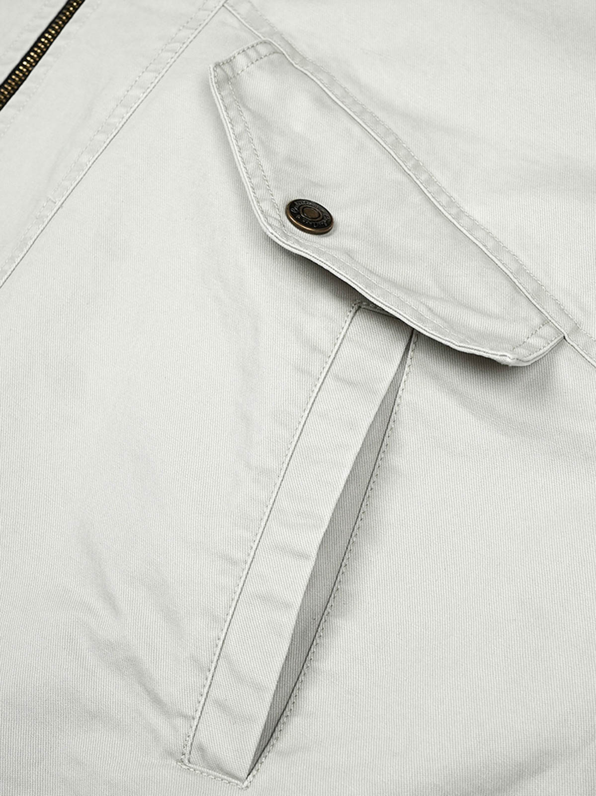 製品画像
「ヴィンテージ感漂う多ポケット刺繍フライトジャケット全体イメージ。クラッシュ加工が施されたコットンサテン生地と多ポケットデザインが特徴の一着。」
詳細画像
「異なる方向に配置されたポケットと立体的な構造のディテールをクローズアップ。クラッシュ加工による自然なユーズド感とふんわりとした起毛感が魅力。」