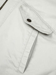 製品画像
「ヴィンテージ感漂う多ポケット刺繍フライトジャケット全体イメージ。クラッシュ加工が施されたコットンサテン生地と多ポケットデザインが特徴の一着。」
詳細画像
「異なる方向に配置されたポケットと立体的な構造のディテールをクローズアップ。クラッシュ加工による自然なユーズド感とふんわりとした起毛感が魅力。」