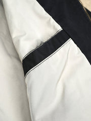 製品画像
「ヴィンテージ感漂う多ポケット刺繍フライトジャケット全体イメージ。クラッシュ加工が施されたコットンサテン生地と多ポケットデザインが特徴の一着。」
詳細画像
「異なる方向に配置されたポケットと立体的な構造のディテールをクローズアップ。クラッシュ加工による自然なユーズド感とふんわりとした起毛感が魅力。」