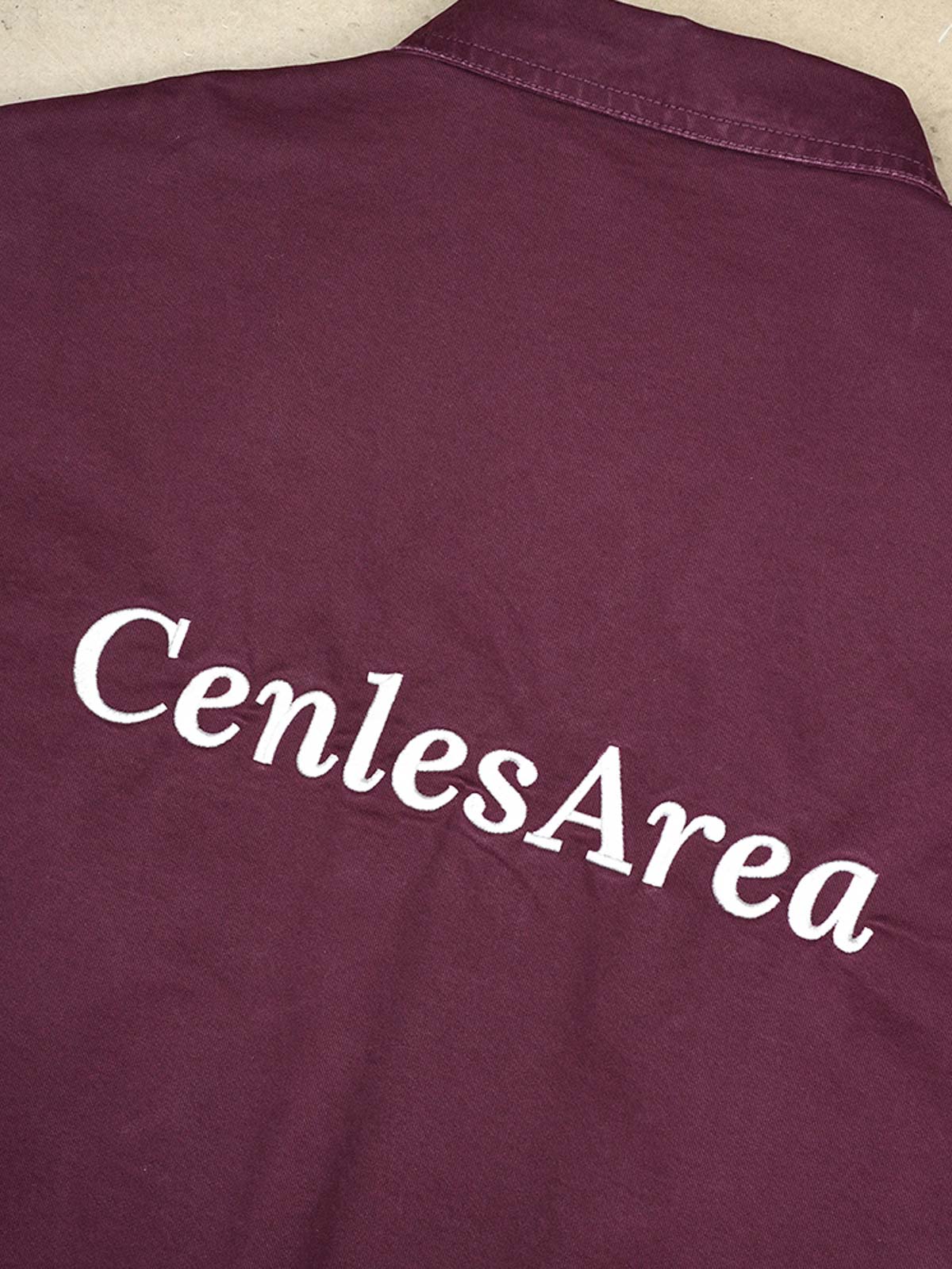 製品画像
「ヴィンテージ感漂う多ポケット刺繍フライトジャケット全体イメージ。クラッシュ加工が施されたコットンサテン生地と多ポケットデザインが特徴の一着。」
詳細画像
「異なる方向に配置されたポケットと立体的な構造のディテールをクローズアップ。クラッシュ加工による自然なユーズド感とふんわりとした起毛感が魅力。」