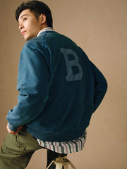 詳細画像
「胸元の英文字プリントとスノーウォッシュ加工による色落ち感が際立つ生地のディテールクローズアップ。柔らかな肌触りと褪色の質感が魅力。」
モデル画像
「モデルがピンクベージュの色落ち加工スウェットを着用し、カジュアルパンツと合わせたレトロでスポーティなヴィンテージ風コーディネート。」