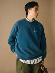 詳細画像
「胸元の英文字プリントとスノーウォッシュ加工による色落ち感が際立つ生地のディテールクローズアップ。柔らかな肌触りと褪色の質感が魅力。」
モデル画像
「モデルがピンクベージュの色落ち加工スウェットを着用し、カジュアルパンツと合わせたレトロでスポーティなヴィンテージ風コーディネート。」