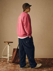 詳細画像
「胸元の英文字プリントとスノーウォッシュ加工による色落ち感が際立つ生地のディテールクローズアップ。柔らかな肌触りと褪色の質感が魅力。」
モデル画像
「モデルがピンクベージュの色落ち加工スウェットを着用し、カジュアルパンツと合わせたレトロでスポーティなヴィンテージ風コーディネート。」