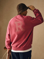 詳細画像
「胸元の英文字プリントとスノーウォッシュ加工による色落ち感が際立つ生地のディテールクローズアップ。柔らかな肌触りと褪色の質感が魅力。」
モデル画像
「モデルがピンクベージュの色落ち加工スウェットを着用し、カジュアルパンツと合わせたレトロでスポーティなヴィンテージ風コーディネート。」