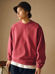 詳細画像
「胸元の英文字プリントとスノーウォッシュ加工による色落ち感が際立つ生地のディテールクローズアップ。柔らかな肌触りと褪色の質感が魅力。」
モデル画像
「モデルがピンクベージュの色落ち加工スウェットを着用し、カジュアルパンツと合わせたレトロでスポーティなヴィンテージ風コーディネート。」