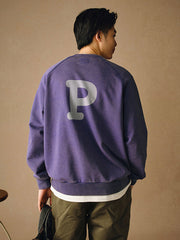 詳細画像
「胸元の英文字プリントとスノーウォッシュ加工による色落ち感が際立つ生地のディテールクローズアップ。柔らかな肌触りと褪色の質感が魅力。」
モデル画像
「モデルがピンクベージュの色落ち加工スウェットを着用し、カジュアルパンツと合わせたレトロでスポーティなヴィンテージ風コーディネート。」