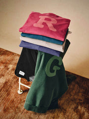 製品画像
「N.COLOR懐かしさの色シリーズの色落ち加工スウェット全体イメージ。420g厚手コットン生地とスノーウォッシュ加工が特徴で、レトロカラーがヴィンテージスタイルを引き立てる一着。」
詳細画像
「胸元の英文字プリントとスノーウォッシュ加工による色落ち感が際立つ生地のディテールクローズアップ。柔らかな肌触りと褪色の質感が魅力。」