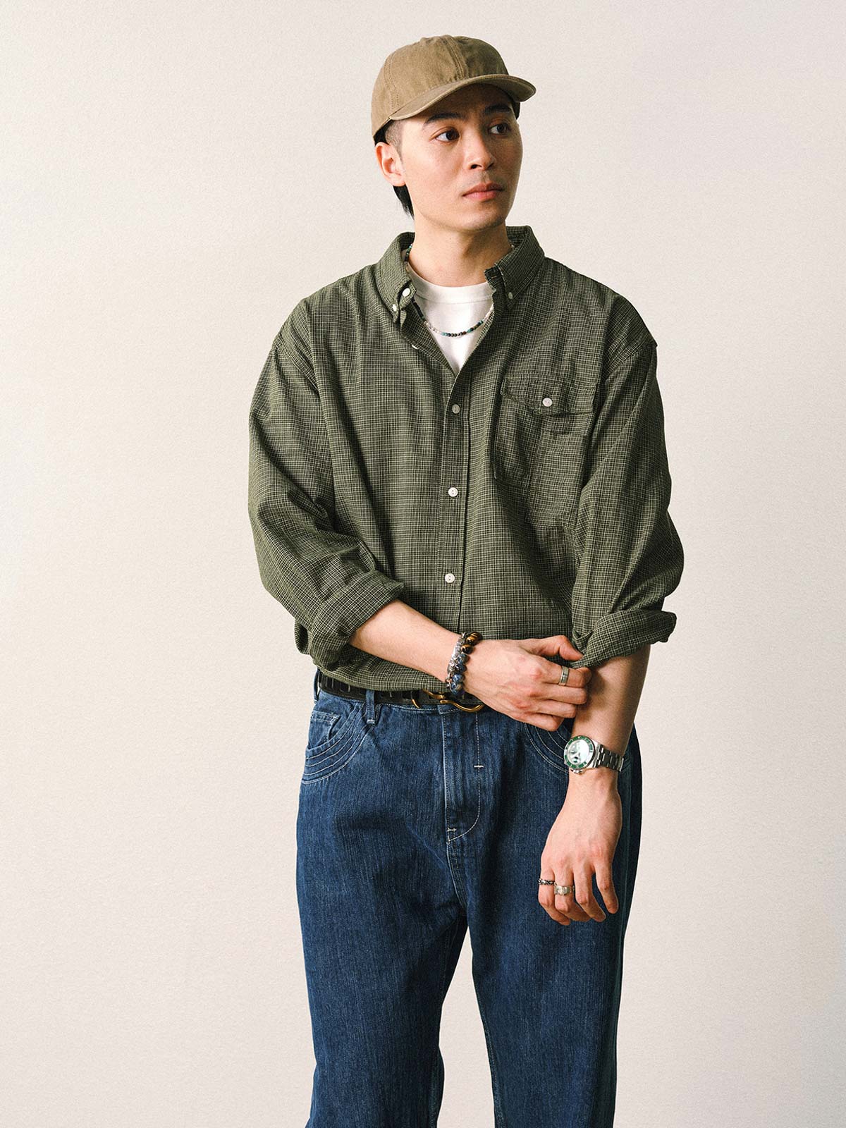 詳細画像
「胸元のユニークな配置のパッチポケットと立体感のあるチェック柄生地のディテールをクローズアップ。シワになりにくい特性も備えた高品質なコットン素材。」
モデル画像
「モデルがネイビーのチェック柄パッチポケットシャツを着用し、デニムパンツと合わせたカジュアルなコーディネートを披露。」