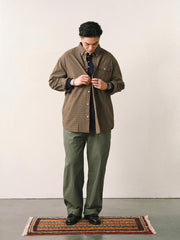 詳細画像
「胸元のユニークな配置のパッチポケットと立体感のあるチェック柄生地のディテールをクローズアップ。シワになりにくい特性も備えた高品質なコットン素材。」
モデル画像
「モデルがネイビーのチェック柄パッチポケットシャツを着用し、デニムパンツと合わせたカジュアルなコーディネートを披露。」