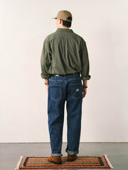 詳細画像
「胸元のユニークな配置のパッチポケットと立体感のあるチェック柄生地のディテールをクローズアップ。シワになりにくい特性も備えた高品質なコットン素材。」
モデル画像
「モデルがネイビーのチェック柄パッチポケットシャツを着用し、デニムパンツと合わせたカジュアルなコーディネートを披露。」