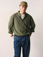 詳細画像
「胸元のユニークな配置のパッチポケットと立体感のあるチェック柄生地のディテールをクローズアップ。シワになりにくい特性も備えた高品質なコットン素材。」
モデル画像
「モデルがネイビーのチェック柄パッチポケットシャツを着用し、デニムパンツと合わせたカジュアルなコーディネートを披露。」