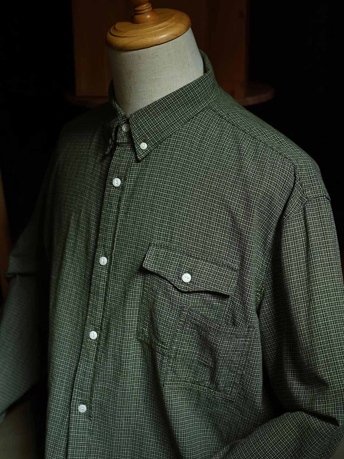 製品画像
「細かいチェック柄とパッチポケットデザインを特徴とする長袖シャツ全体イメージ。コットン100%生地の柔らかさと通気性、自然な落ち感が魅力。」
詳細画像
「胸元のユニークな配置のパッチポケットと立体感のあるチェック柄生地のディテールをクローズアップ。シワになりにくい特性も備えた高品質なコットン素材。」