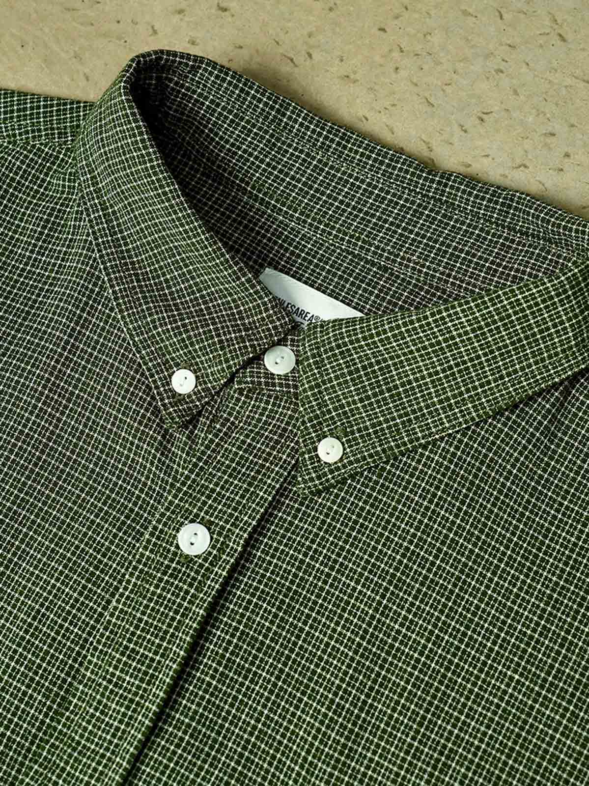 製品画像
「細かいチェック柄とパッチポケットデザインを特徴とする長袖シャツ全体イメージ。コットン100%生地の柔らかさと通気性、自然な落ち感が魅力。」
詳細画像
「胸元のユニークな配置のパッチポケットと立体感のあるチェック柄生地のディテールをクローズアップ。シワになりにくい特性も備えた高品質なコットン素材。」