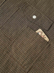 製品画像
「細かいチェック柄とパッチポケットデザインを特徴とする長袖シャツ全体イメージ。コットン100%生地の柔らかさと通気性、自然な落ち感が魅力。」
詳細画像
「胸元のユニークな配置のパッチポケットと立体感のあるチェック柄生地のディテールをクローズアップ。シワになりにくい特性も備えた高品質なコットン素材。」