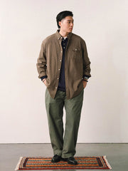 詳細画像
「胸元のユニークな配置のパッチポケットと立体感のあるチェック柄生地のディテールをクローズアップ。シワになりにくい特性も備えた高品質なコットン素材。」
モデル画像
「モデルがネイビーのチェック柄パッチポケットシャツを着用し、デニムパンツと合わせたカジュアルなコーディネートを披露。」