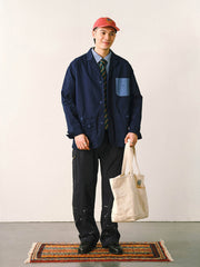 詳細画像
「バイカラーの胸ポケットやアシンメトリーな複合ポケットのディテールクローズアップ。酵素ウォッシュ加工による自然な色褪せ感と軽い起毛感が特徴。」
モデル画像
「モデルがアーミーグリーンのウォッシュ加工ワークテイストテーラードジャケットをデニムと合わせたヴィンテージ風カジュアルワークコーディネート。」