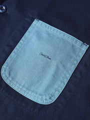 製品画像
「ウォッシュ加工を施したワークテイストテーラードジャケット全体イメージ。スーツのフォーマル感とワークウェアの実用性を融合し、ヴィンテージ感を演出したデザイン。」
詳細画像
「バイカラーの胸ポケットやアシンメトリーな複合ポケットのディテールクローズアップ。酵素ウォッシュ加工による自然な色褪せ感と軽い起毛感が特徴。」