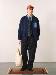 詳細画像
「バイカラーの胸ポケットやアシンメトリーな複合ポケットのディテールクローズアップ。酵素ウォッシュ加工による自然な色褪せ感と軽い起毛感が特徴。」
モデル画像
「モデルがアーミーグリーンのウォッシュ加工ワークテイストテーラードジャケットをデニムと合わせたヴィンテージ風カジュアルワークコーディネート。」