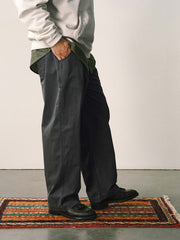 詳細画像
「スラブツイルの竹節模様とヘリンボーンパターンの切り替えデザインをクローズアップ。自然な色褪せ感とパイピング仕上げが高級感を引き立てるディテール。」
モデル画像
「モデルが白シャツとスニーカーを合わせて着用したカーキのヴィンテージ加工スラブ織りテクスチャーパンツのコーディネート。」