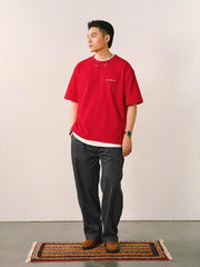 詳細画像
「スラブツイルの竹節模様とヘリンボーンパターンの切り替えデザインをクローズアップ。自然な色褪せ感とパイピング仕上げが高級感を引き立てるディテール。」
モデル画像
「モデルが白シャツとスニーカーを合わせて着用したカーキのヴィンテージ加工スラブ織りテクスチャーパンツのコーディネート。」