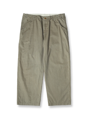 製品画像
「ヴィンテージ加工を施したスラブ織りテクスチャーパンツ全体イメージ。195gコットンスラブツイル生地とストーンウォッシュ加工による竹節模様が特徴。」
詳細画像
「スラブツイルの竹節模様とヘリンボーンパターンの切り替えデザインをクローズアップ。自然な色褪せ感とパイピング仕上げが高級感を引き立てるディテール。」