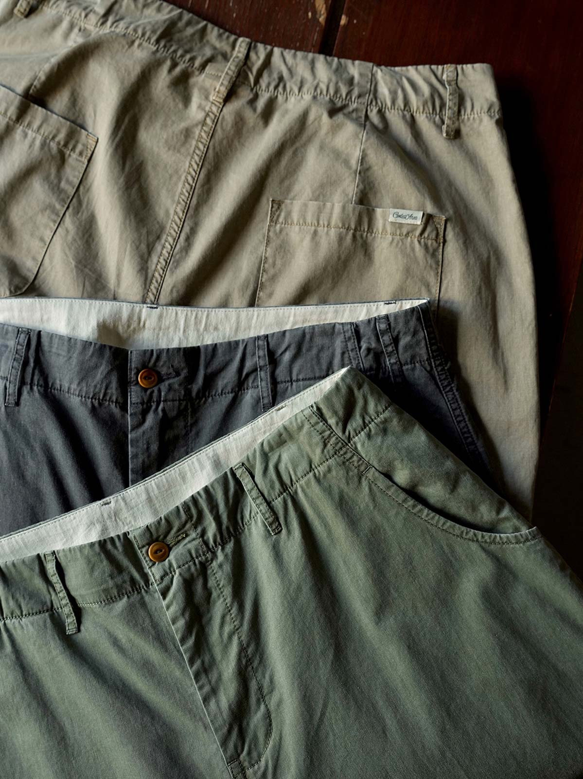 製品画像
「ヴィンテージ加工を施したスラブ織りテクスチャーパンツ全体イメージ。195gコットンスラブツイル生地とストーンウォッシュ加工による竹節模様が特徴。」
詳細画像
「スラブツイルの竹節模様とヘリンボーンパターンの切り替えデザインをクローズアップ。自然な色褪せ感とパイピング仕上げが高級感を引き立てるディテール。」