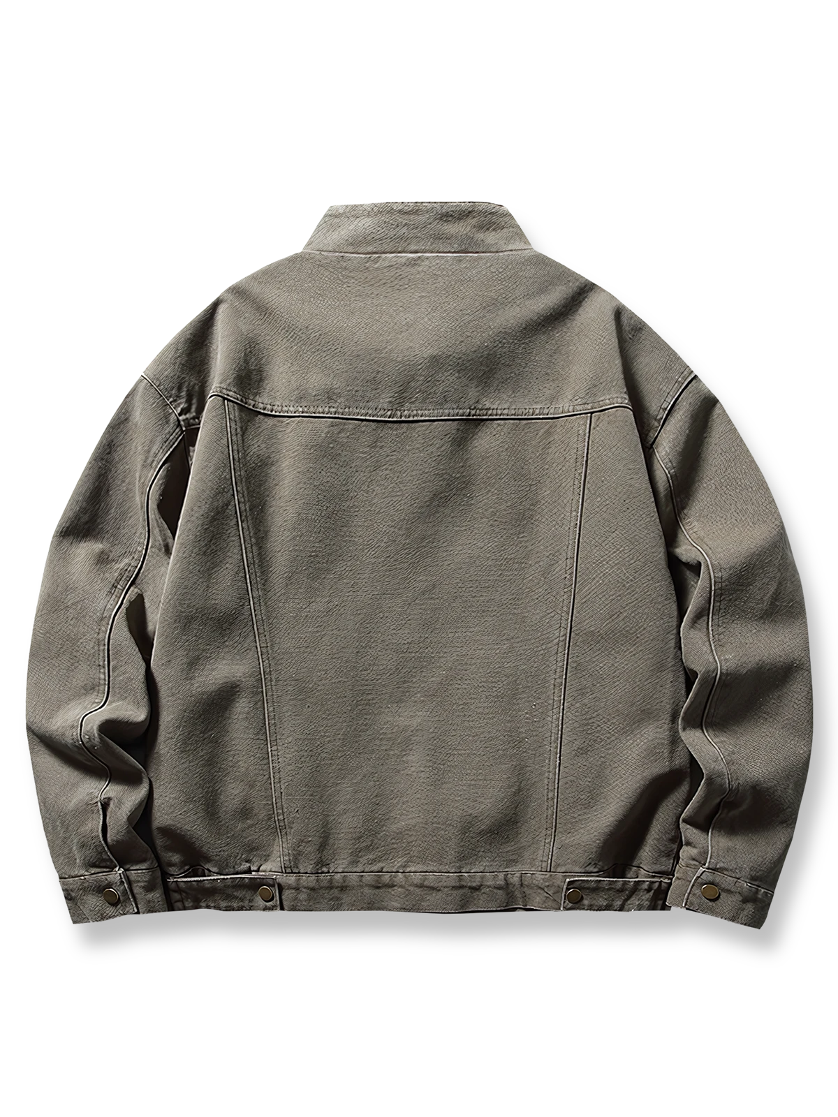 製品画像
スタンドカラーデザインが特徴的なウォッシュドジャケット。1930年代からWWIIにかけて米軍パイロットに愛されたクラシックなスタイルを継承し、特殊なウォッシュ加工によりヴィンテージ感を強調したミリタリージャケット
詳細画像
軍装を思わせる立ち襟ディテールと斜めフラップポケットがデザインのアクセントに。胸部の精密なステッチラインが、ハリントンジャケットならではの伝統的な美しさと実用性を引き立てる