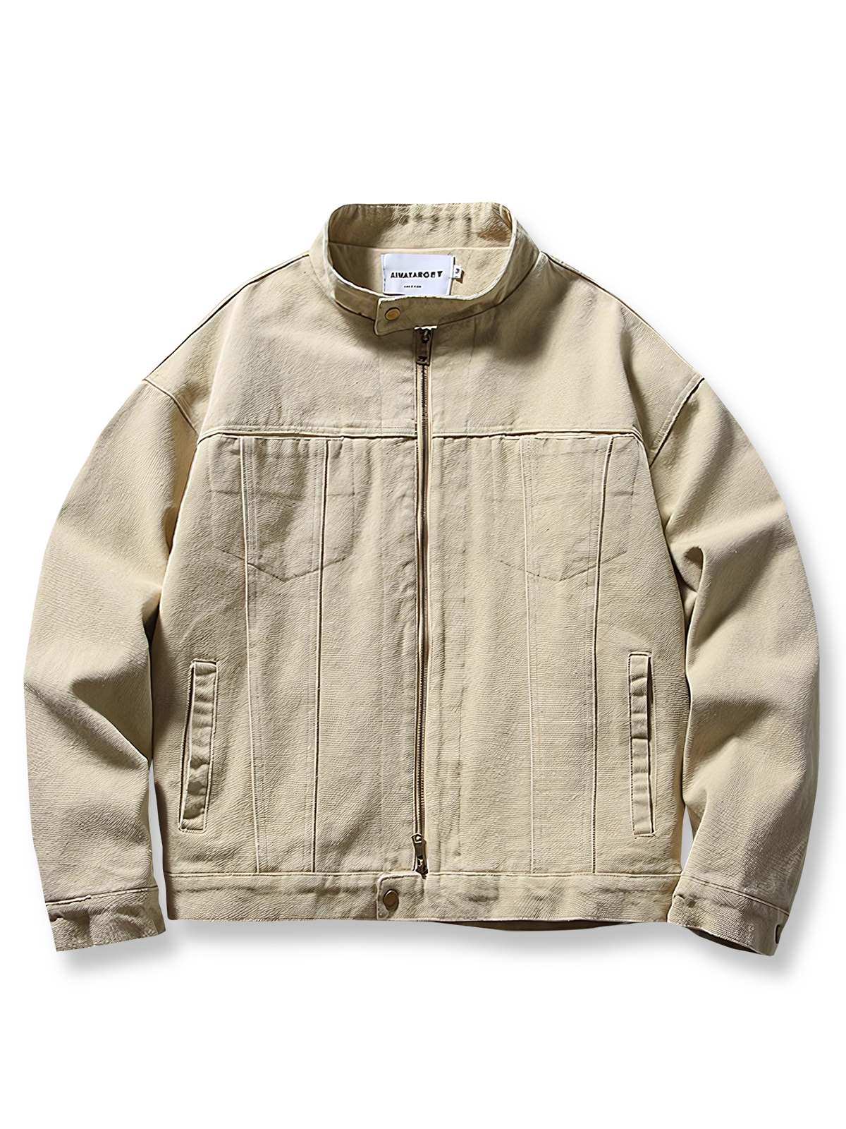 製品画像
スタンドカラーデザインが特徴的なウォッシュドジャケット。1930年代からWWIIにかけて米軍パイロットに愛されたクラシックなスタイルを継承し、特殊なウォッシュ加工によりヴィンテージ感を強調したミリタリージャケット
詳細画像
軍装を思わせる立ち襟ディテールと斜めフラップポケットがデザインのアクセントに。胸部の精密なステッチラインが、ハリントンジャケットならではの伝統的な美しさと実用性を引き立てる