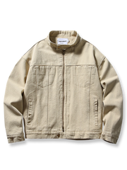 製品画像
スタンドカラーデザインが特徴的なウォッシュドジャケット。1930年代からWWIIにかけて米軍パイロットに愛されたクラシックなスタイルを継承し、特殊なウォッシュ加工によりヴィンテージ感を強調したミリタリージャケット
詳細画像
軍装を思わせる立ち襟ディテールと斜めフラップポケットがデザインのアクセントに。胸部の精密なステッチラインが、ハリントンジャケットならではの伝統的な美しさと実用性を引き立てる