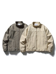 製品画像
スタンドカラーデザインが特徴的なウォッシュドジャケット。1930年代からWWIIにかけて米軍パイロットに愛されたクラシックなスタイルを継承し、特殊なウォッシュ加工によりヴィンテージ感を強調したミリタリージャケット
詳細画像
軍装を思わせる立ち襟ディテールと斜めフラップポケットがデザインのアクセントに。胸部の精密なステッチラインが、ハリントンジャケットならではの伝統的な美しさと実用性を引き立てる