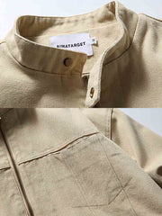 製品画像
スタンドカラーデザインが特徴的なウォッシュドジャケット。1930年代からWWIIにかけて米軍パイロットに愛されたクラシックなスタイルを継承し、特殊なウォッシュ加工によりヴィンテージ感を強調したミリタリージャケット
詳細画像
軍装を思わせる立ち襟ディテールと斜めフラップポケットがデザインのアクセントに。胸部の精密なステッチラインが、ハリントンジャケットならではの伝統的な美しさと実用性を引き立てる