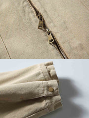 製品画像
スタンドカラーデザインが特徴的なウォッシュドジャケット。1930年代からWWIIにかけて米軍パイロットに愛されたクラシックなスタイルを継承し、特殊なウォッシュ加工によりヴィンテージ感を強調したミリタリージャケット
詳細画像
軍装を思わせる立ち襟ディテールと斜めフラップポケットがデザインのアクセントに。胸部の精密なステッチラインが、ハリントンジャケットならではの伝統的な美しさと実用性を引き立てる