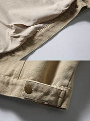 製品画像
スタンドカラーデザインが特徴的なウォッシュドジャケット。1930年代からWWIIにかけて米軍パイロットに愛されたクラシックなスタイルを継承し、特殊なウォッシュ加工によりヴィンテージ感を強調したミリタリージャケット
詳細画像
軍装を思わせる立ち襟ディテールと斜めフラップポケットがデザインのアクセントに。胸部の精密なステッチラインが、ハリントンジャケットならではの伝統的な美しさと実用性を引き立てる