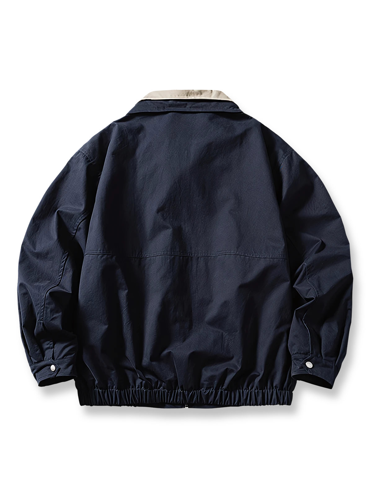 製品画像
「レトロなワークウェア風デザインとパッチワーク襟、レイヤードデザインを採用したワークジャケット全体の展示図。高密度のワークウェア生地が耐久性と防風性を提供し、モダンなトレンドとクラシックなデザインが融合。」
詳細画像
「バイカラーパッチワーク襟と耐久性の高い金属ジッパーのディテール特写。視覚的なコントラストを強調し、細部にわたる高品質の仕上がりが見て取れる。」