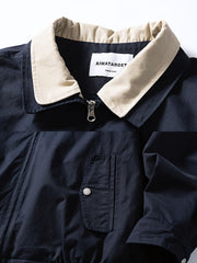 製品画像
「レトロなワークウェア風デザインとパッチワーク襟、レイヤードデザインを採用したワークジャケット全体の展示図。高密度のワークウェア生地が耐久性と防風性を提供し、モダンなトレンドとクラシックなデザインが融合。」
詳細画像
「バイカラーパッチワーク襟と耐久性の高い金属ジッパーのディテール特写。視覚的なコントラストを強調し、細部にわたる高品質の仕上がりが見て取れる。」